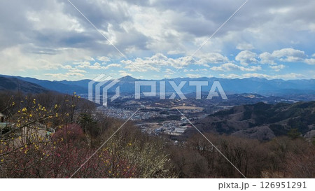 春の訪れる手前の登山 126951291
