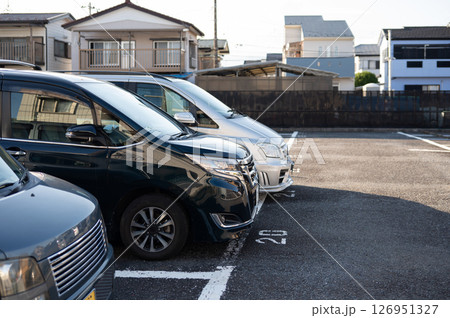 駐車場に停まる車 126951327