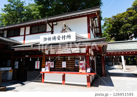 大國魂神社の授与所　春の青空　東京都府中市宮町 126951595