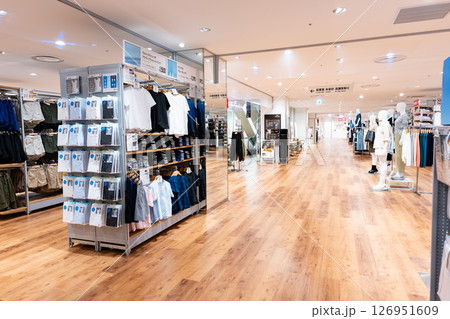 ユニクロ　ミッテン府中店でショッピング　ファッション　東京都府中市宮町 126951609