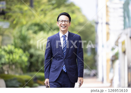 ビジネス 屋外 笑顔で歩く男性 ビジネス 屋外 笑顔で歩く男性 126951610