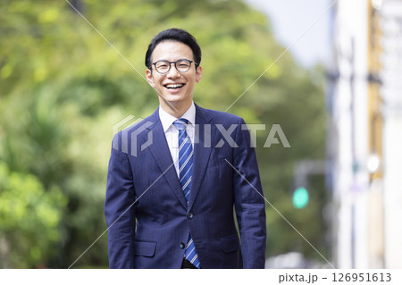 ビジネス　屋外　笑顔で歩く男性 126951613