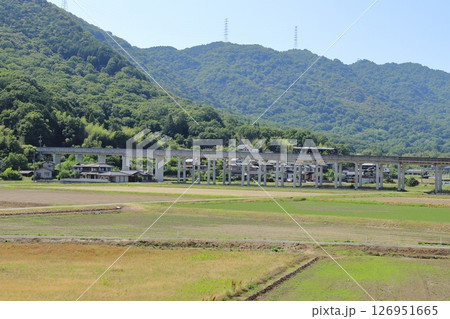 ローカル線が走る風景 126951665