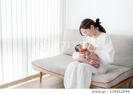 授乳 ミルク 哺乳瓶 赤ちゃん 新生児 授乳 ミルク 哺乳瓶 赤ちゃん 新生児 126952649