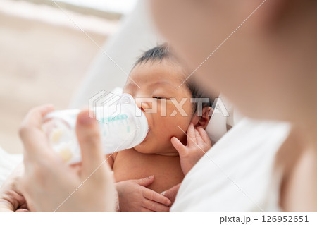 授乳　ミルク　哺乳瓶　赤ちゃん　新生児 126952651