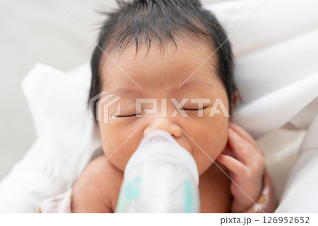 授乳 ミルク 哺乳瓶 赤ちゃん 新生児 授乳 ミルク 哺乳瓶 赤ちゃん 新生児 126952652