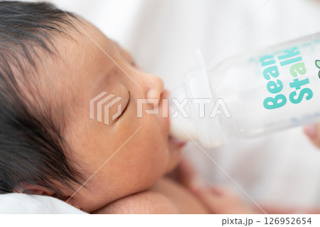 授乳　ミルク　哺乳瓶　赤ちゃん　新生児 126952654