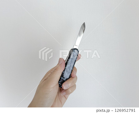 アウトドア用の十徳ナイフ 126952791