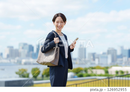 女性　ビジネス　スマートフォン　スマホ	 126952955
