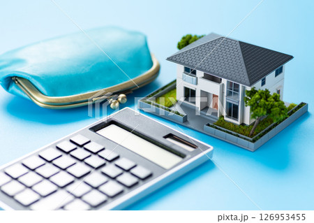青いがま口財布と家と電卓 126953455