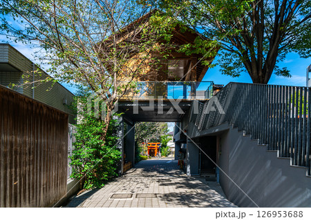 【東京都】神楽坂の街中にある赤城神社の境内 126953688