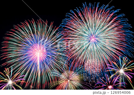 日本の夏祭りの花火大会。背景は夜空の黒バック。 日本の夏祭りの花火大会。背景は夜空の黒バック。 126954006