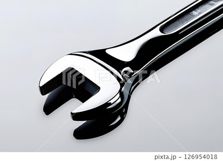 白バックに光沢のあるクロームメッキのスパナのマクロ 126954018