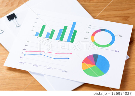 クリップで挟んだ書類とグラフ 126954027
