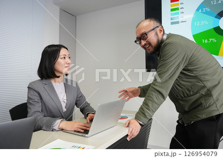 会議室でミーティングするビジネスマン 126954079