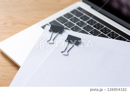 クリップで挟んだ書類とパソコン クリップで挟んだ書類とパソコン 126954182