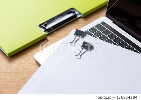 クリップで挟んだ書類とパソコンとファイル 126954184