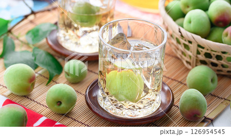 「涼を楽しむ梅酒ロック｜夏の風物詩・青梅たっぷり」 126954545