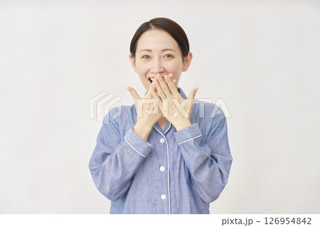 笑顔で驚くパジャマ姿の女性 白背景 笑顔で驚くパジャマ姿の女性 白背景 126954842