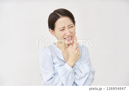 40代の女性　虫歯　白背景 126954847