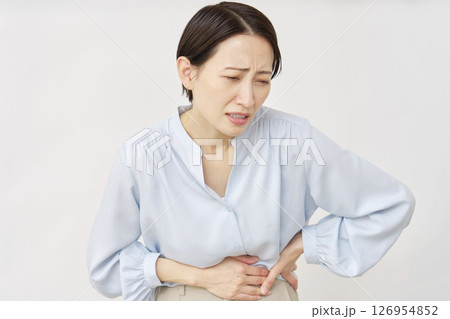 40代の女性 腹痛 白背景 40代の女性 腹痛 白背景 126954852