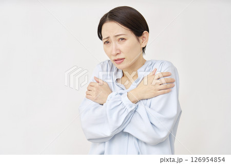 40代の女性 寒気 白背景 40代の女性 寒気 白背景 126954854