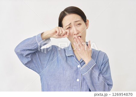 パジャマ姿の女性　寝不足　白背景 126954870