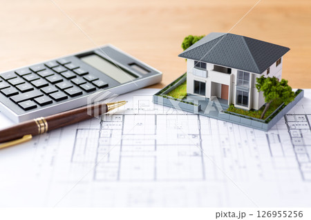 住宅と住宅図面と電卓 126955256