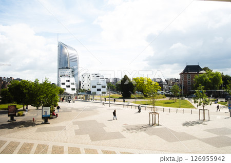 リエージュ駅前の風景 126955942