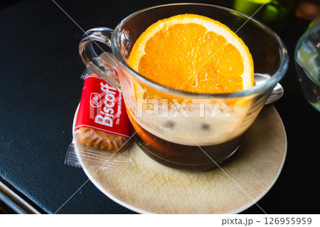 喫茶店で飲むオレンジコーヒー 126955959