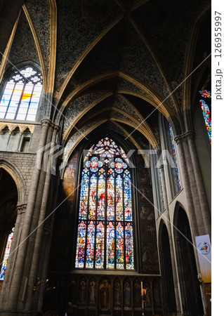 リエージュの大聖堂のステンドグラス 126955997