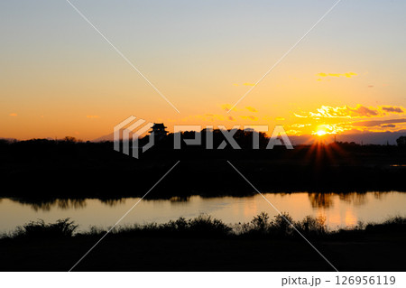 関東の冨士見八景から臨む関宿城の夕日と富士山 関東の冨士見八景から臨む関宿城の夕日と富士山 126956119