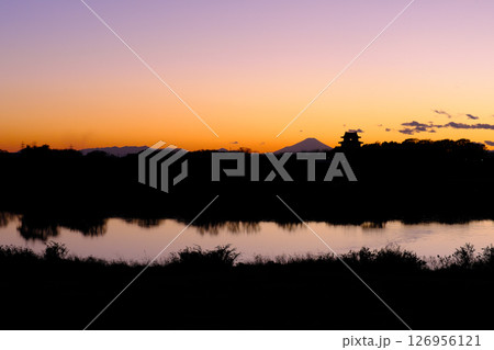 関東の冨士見百景から臨む関宿城と夕焼け 126956121