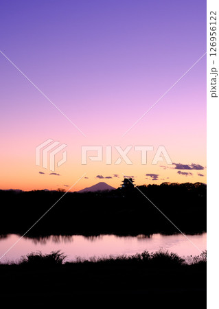 関東の冨士見百景から臨む関宿城と夕焼け 関東の冨士見百景から臨む関宿城と夕焼け 126956122