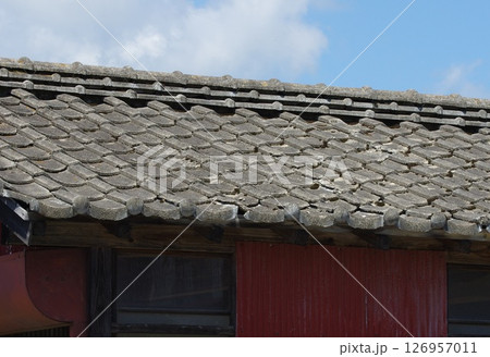 劣化するセメント瓦の様子 126957011