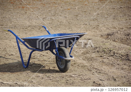 多目的に利用されるねここと一輪車の様子 多目的に利用されるねここと一輪車の様子 126957012