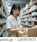 化粧品の物流倉庫で働く若い女の人 126957073