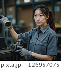 工場で働く活発な若い女の人 126957075