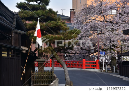日本の岐阜県 春の高山市 満開の桜と観光名所の中橋 周辺の街並みと日本国旗を掲げる古民家 日本の岐阜県 春の高山市 満開の桜と観光名所の中橋 周辺の街並みと日本国旗を掲げる古民家 126957222