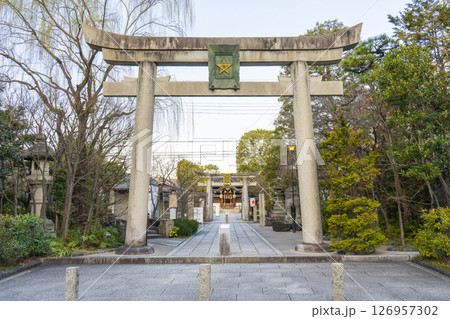 京都　晴明神社　一の鳥居に掲げられた五芒星（晴明桔梗） 126957302