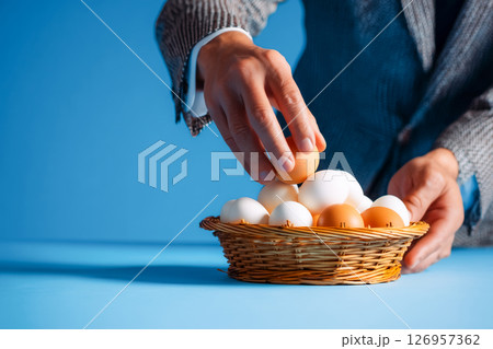 リスク管理の視覚的メタファー、資産を分散しないことの概念 126957362