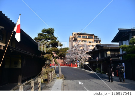 日本の岐阜県 春の高山市 満開の桜と観光名所の中橋 日本国旗を掲げる古民家と散歩を楽しむ観光客 日本の岐阜県 春の高山市 満開の桜と観光名所の中橋 日本国旗を掲げる古民家と散歩を楽しむ観光客 126957541