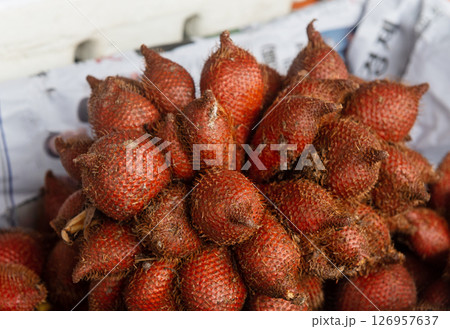 Pile of salacca fruits at market 126957637