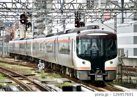 名古屋駅に入線する、特急ひだ（HC85系） 126957691