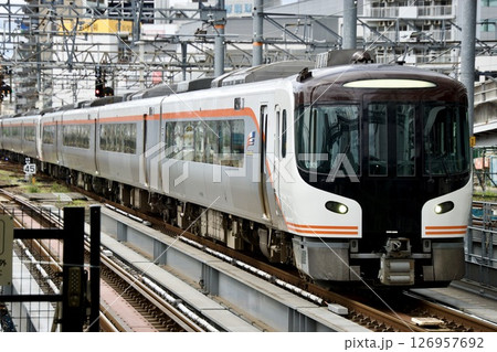 名古屋駅に入線する、特急ひだ（HC85系） 126957692