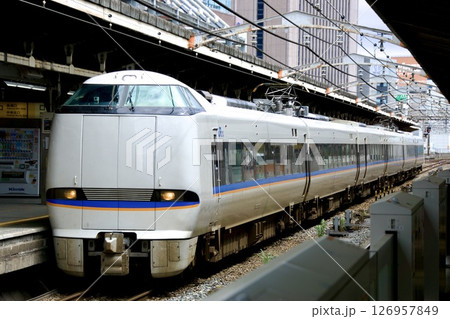 名古屋駅に入線する特急しらさぎ（683系） 126957849