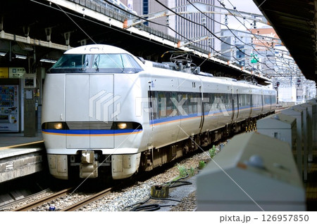 名古屋駅に入線する特急しらさぎ（683系） 126957850