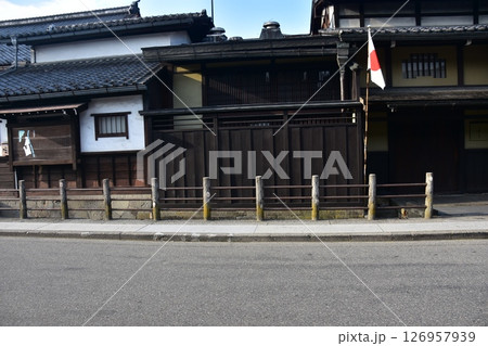 日本の岐阜県 高山市の古い町並み 日本国旗を掲げる古民家と美しい青空 日本の岐阜県 高山市の古い町並み 日本国旗を掲げる古民家と美しい青空 126957939
