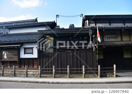 日本の岐阜県 高山市の古い町並み 日本国旗を掲げる古民家と美しい青空 日本の岐阜県 高山市の古い町並み 日本国旗を掲げる古民家と美しい青空 126957940