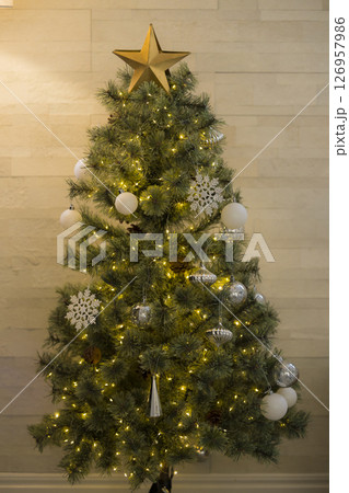 クリスマスツリーのある部屋 126957986